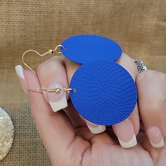 TEXTURED DISC DROP EARRINGS - Picture 6 of 7